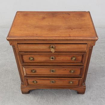 A mahogany chest of drawers, second half of the 19th century.