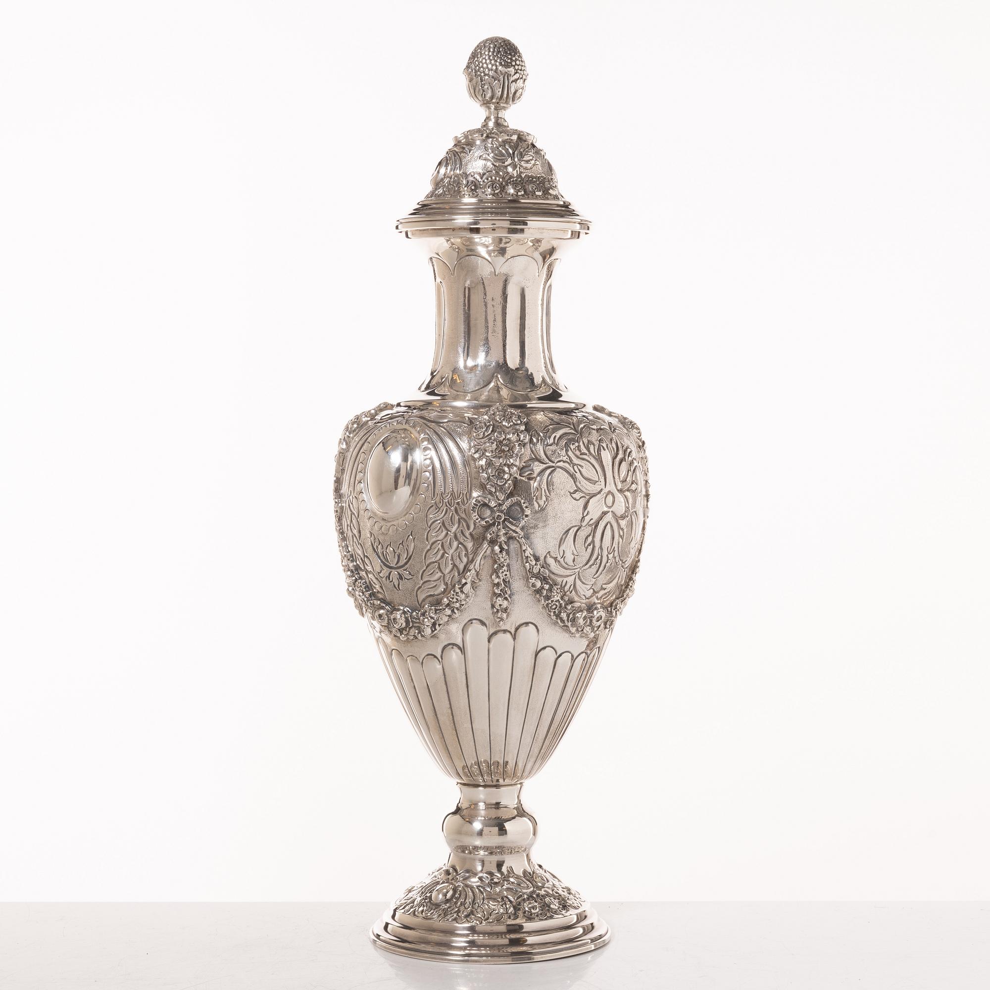 A silver lided vase, Louis XVI style, 20th century.