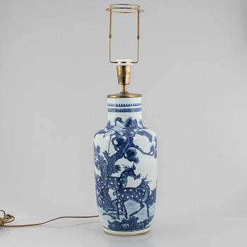 Vas, omarbetad till bordslampa, porslin, Kina, Qingdynastin, 1800-tal.