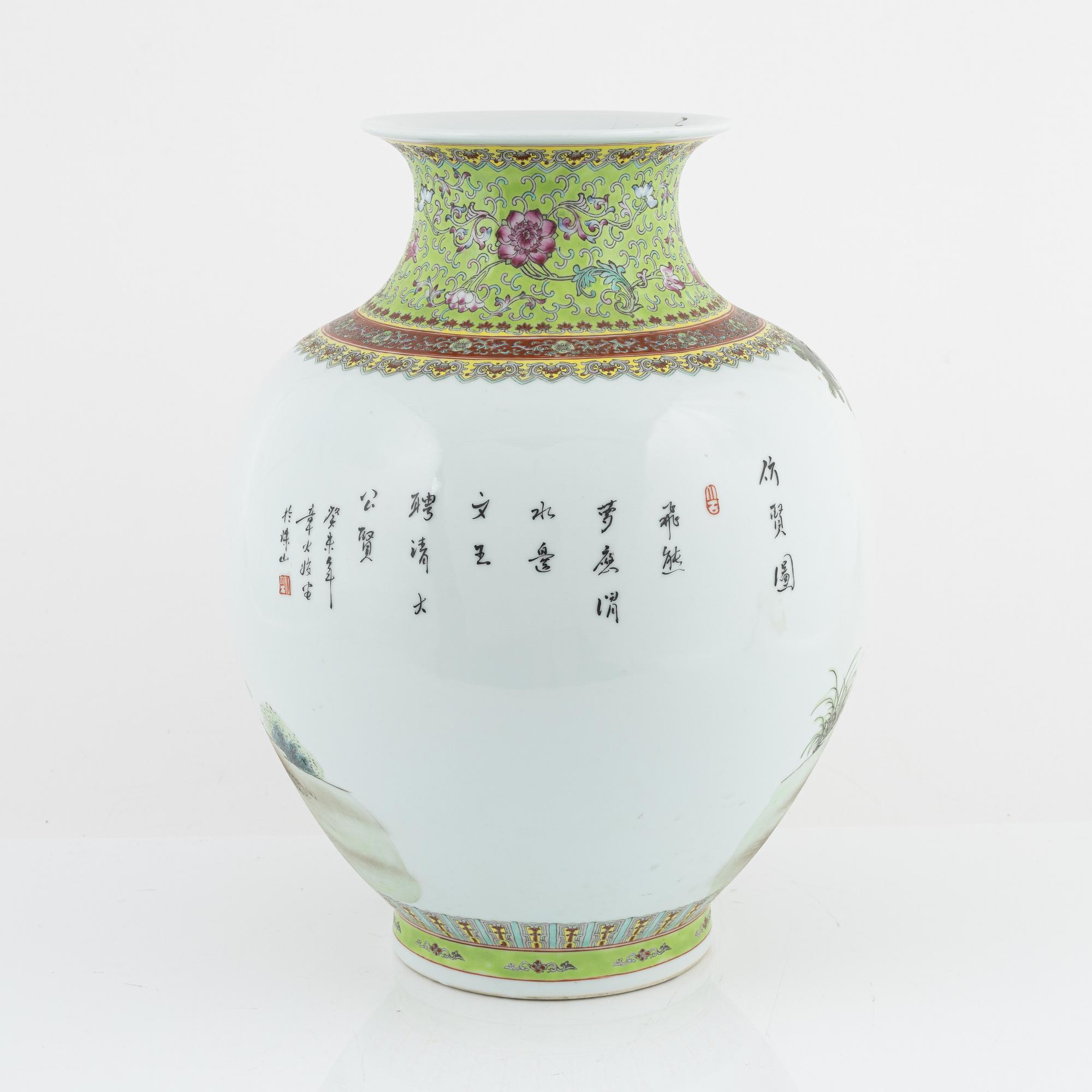 A Chinese porcelain vase from the 21th century.