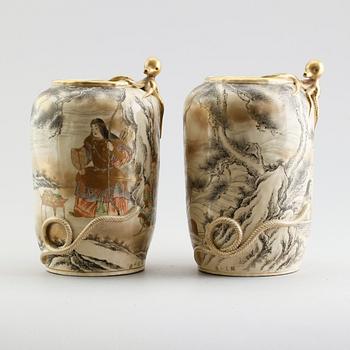 VASER, 1 par, porslin, Japan, Satsuma, 1900-talets första hälft.