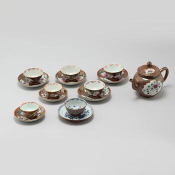 A porcelain teapot and seven cups from China, 18th century.