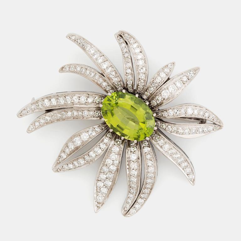 Brosch 18K vitguld med en fasettslipad peridot och åttkantslipade diamanter.