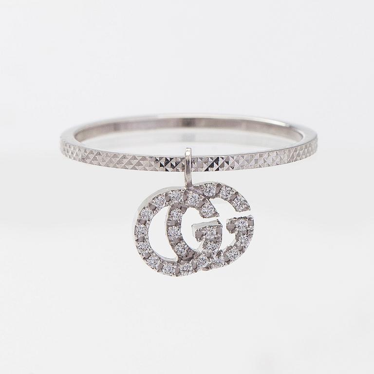 Gucci, sormus, "GG Running Charm", 18K valkokultaa ja timantteja.