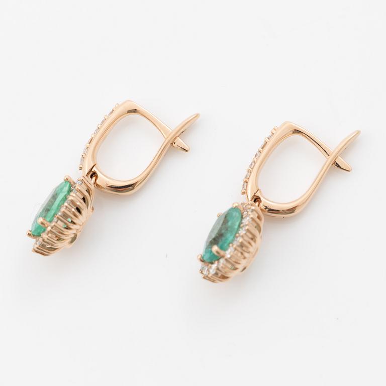 Earrings in 18K rose gold with emeralds and brilliant-cut diamonds.
