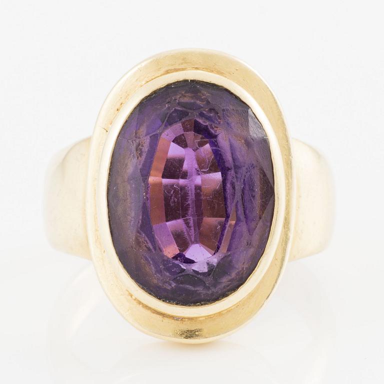 Ring, 18K gold with amethyst.