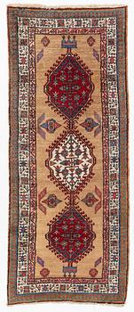 Gallerimatta, troligtvis västpersisk, ca. 230 x 96 cm.