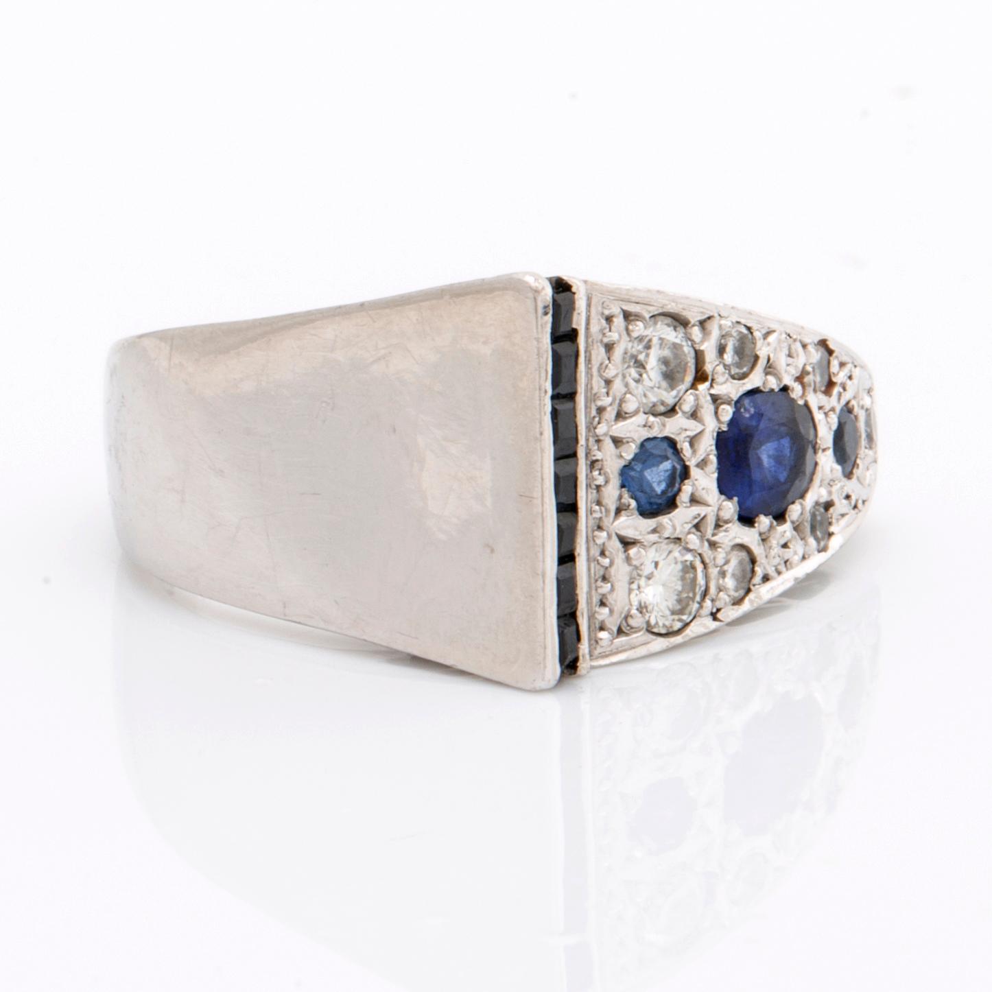 RING 18K whitegold sapphires and brilliant-cut diamonds approx 0,50 ct.