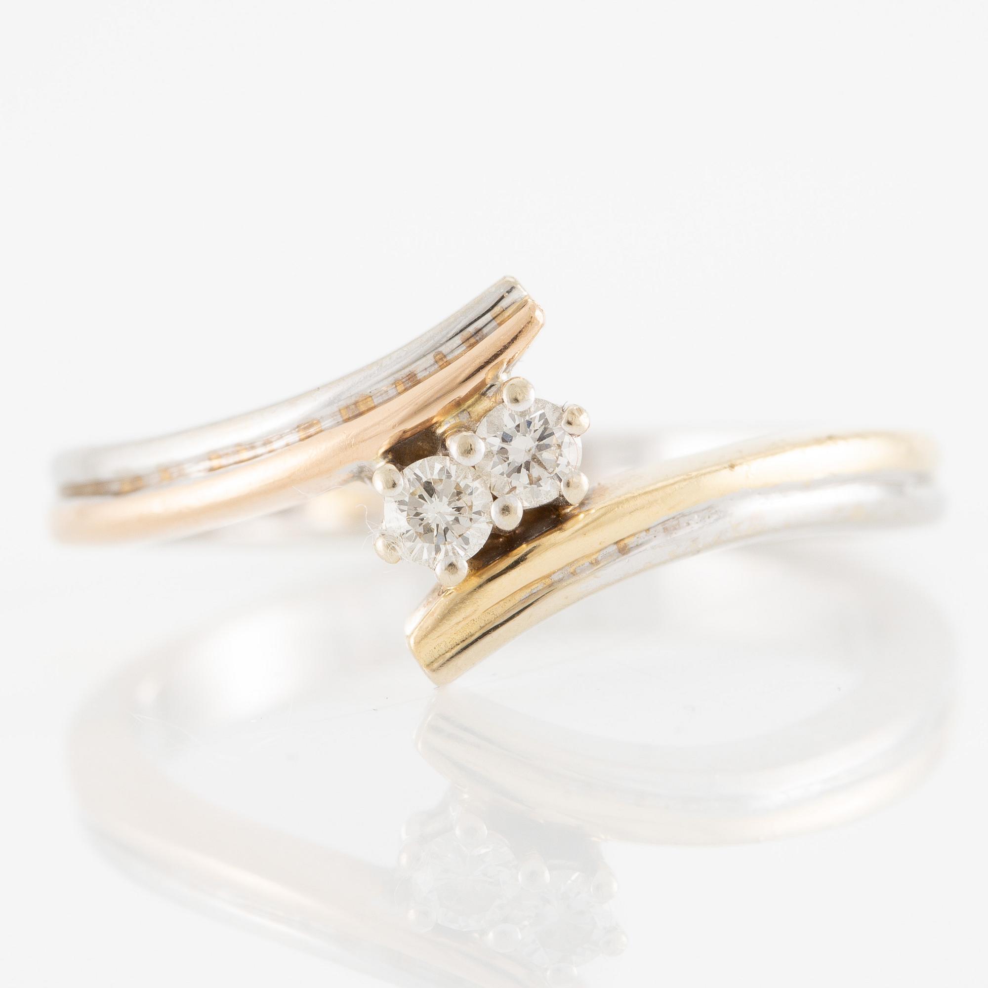 Ring in 14K gold and white gold set with two brilliant-cut diamonds.