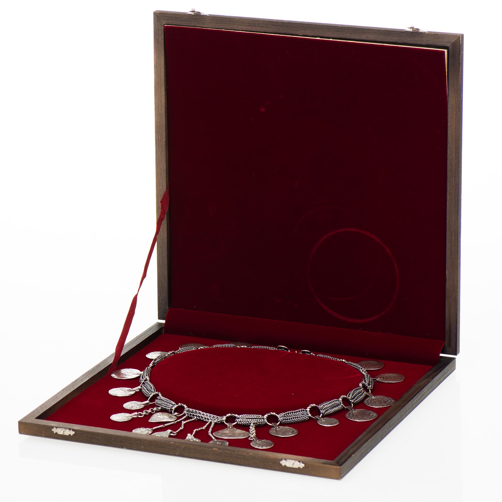 JUHLAKÄÄTY, Kalevala Koru 150-vuotta juhlakoru 1985, hopeaa.