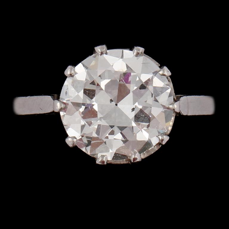 A circa 2.50 cts old-cut diamond ring. Quality circa G-H/SI.