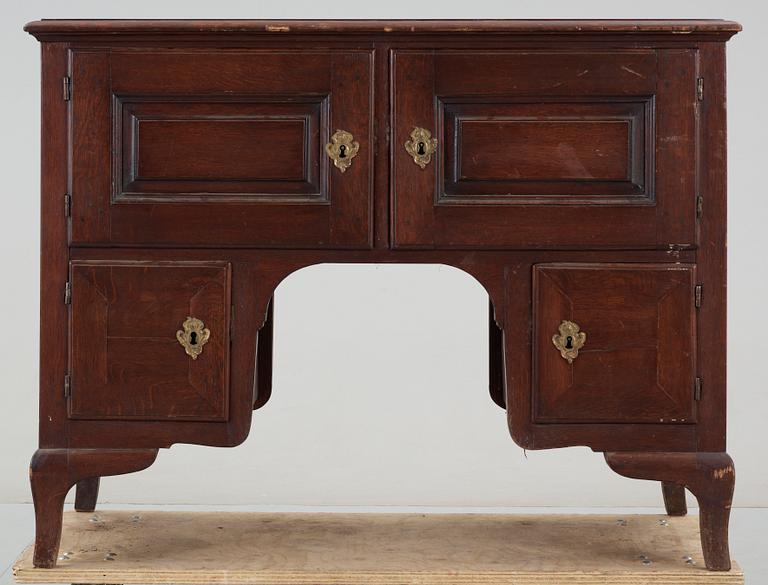 SIDEBOARD/SKÄNK, rokokostil, troligen delvis 1700-tal.