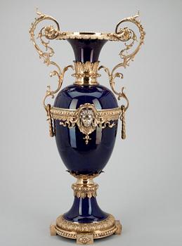 DEKORATIONSURNA,  porslin och brons. Sannolikt Frankrike, 1800-talets senare hälft.