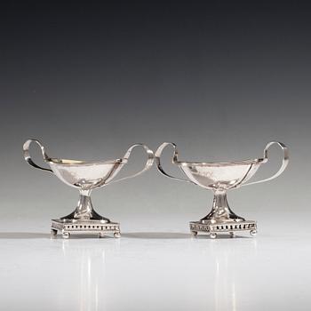 A PAIR OF SALT CELLARS AND SPOONS.