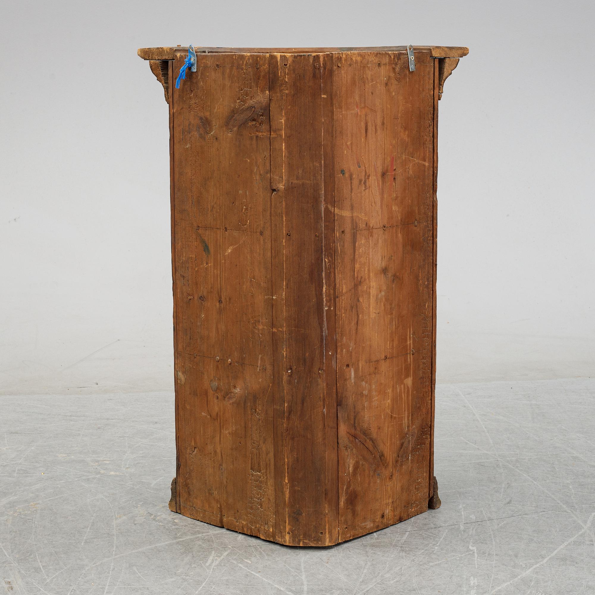 A painted Swedish hanging cabinet from Hälsingland, dated 1780.