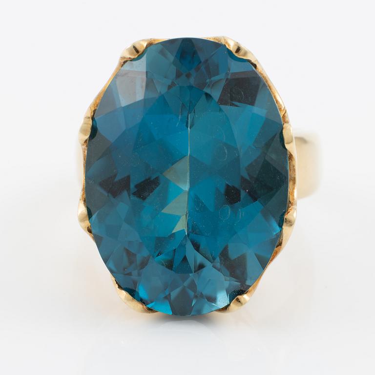 Ring, cocktail ring, 18K gold with blue topaz.