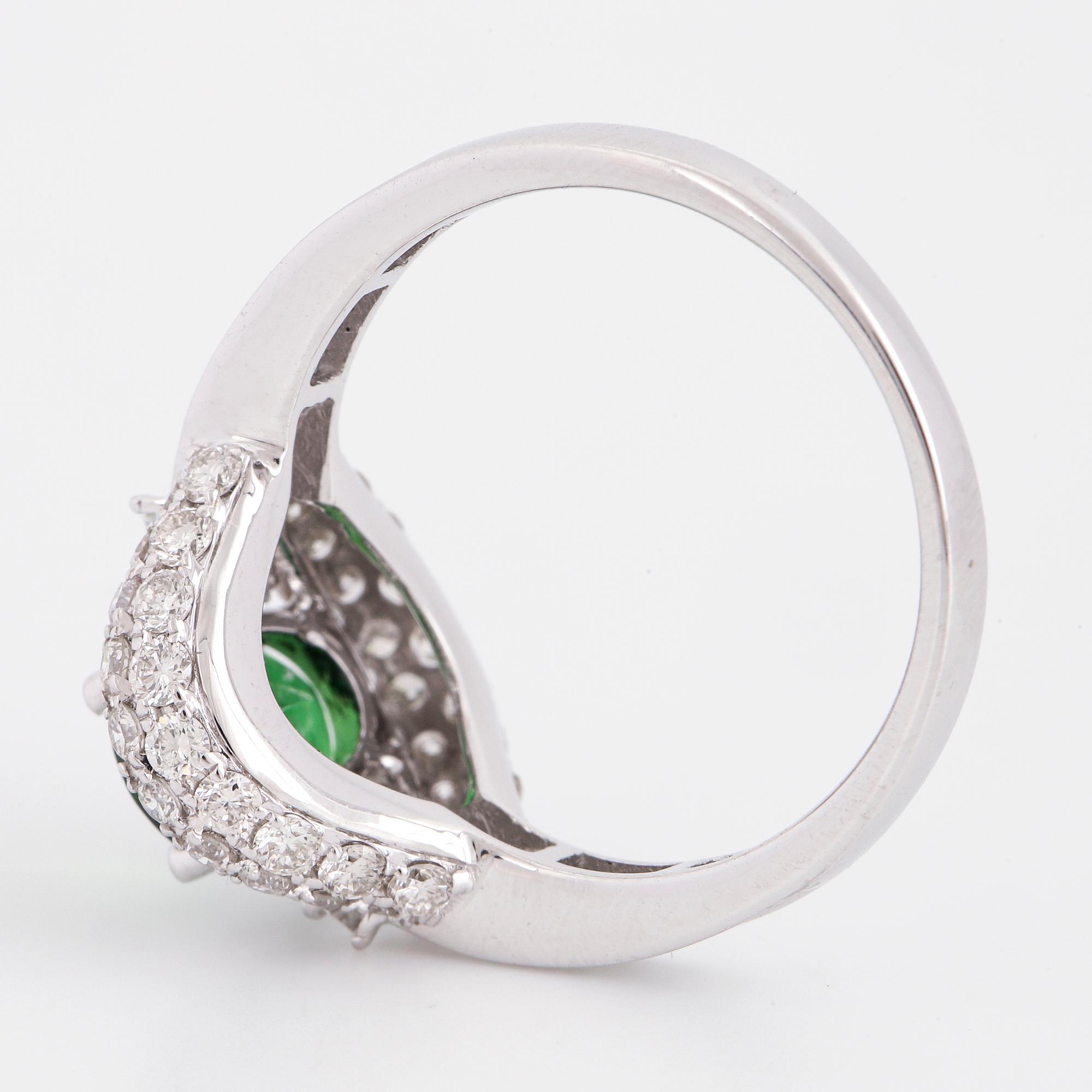 RING, med tsavorit, baguette och briljantslipade diamanter.