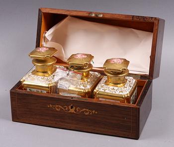 SCHATULL MED TEDOSOR, trä och porslin. 1800-tal.