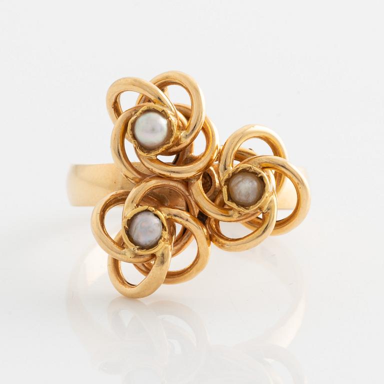 Ring and a pair of earrings, 18K gold with pearls.