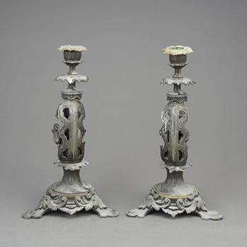 LJUSSTAKAR, ett par, nyrenässans, patinerad metall. 1800-talets slut.