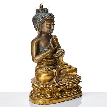 Buddha, delvis förgylld brons. Tibetokinesisk, 1700-tal.