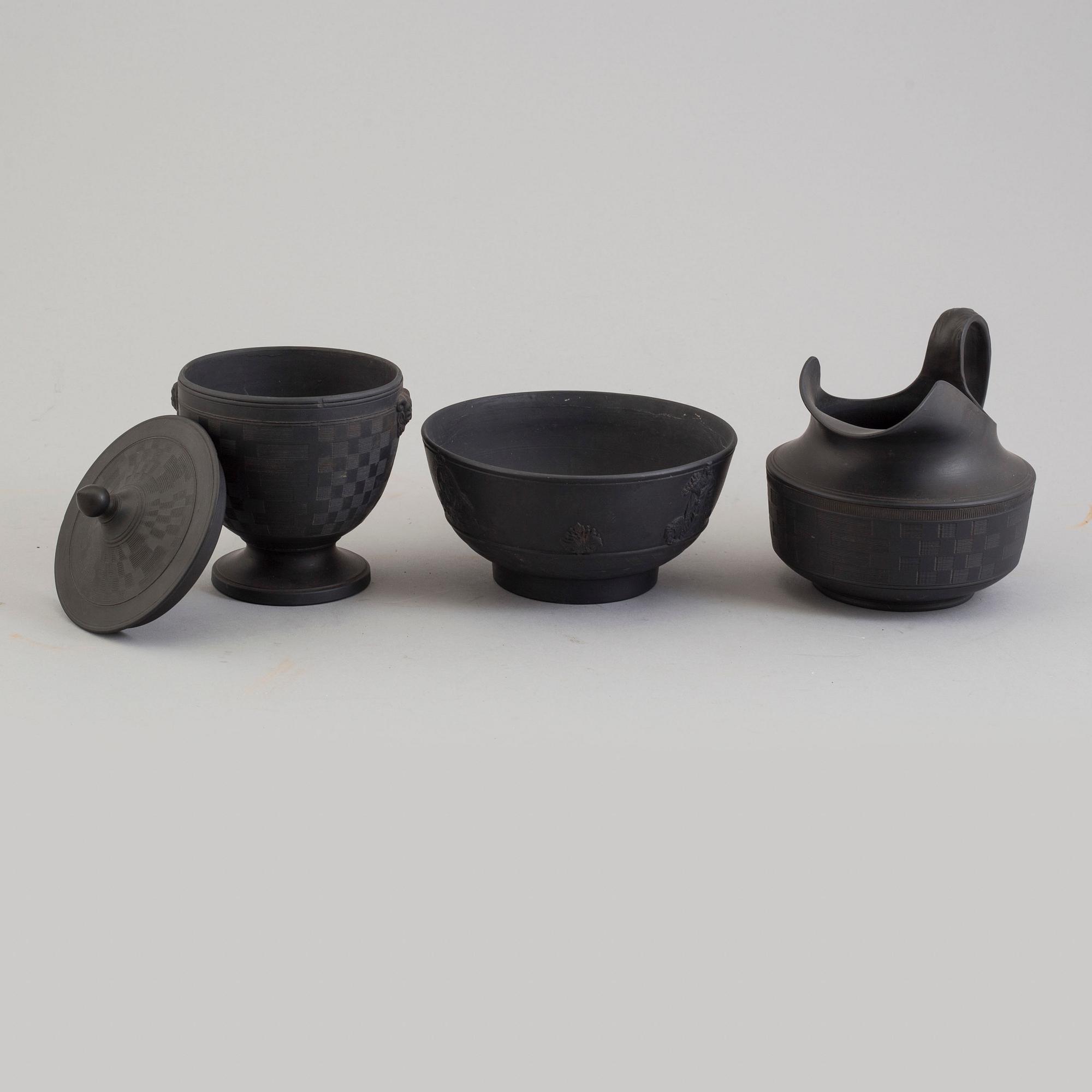 SKÅL, BURK OCH KANNA, svart basalt, England, 1800-talets första hälft.