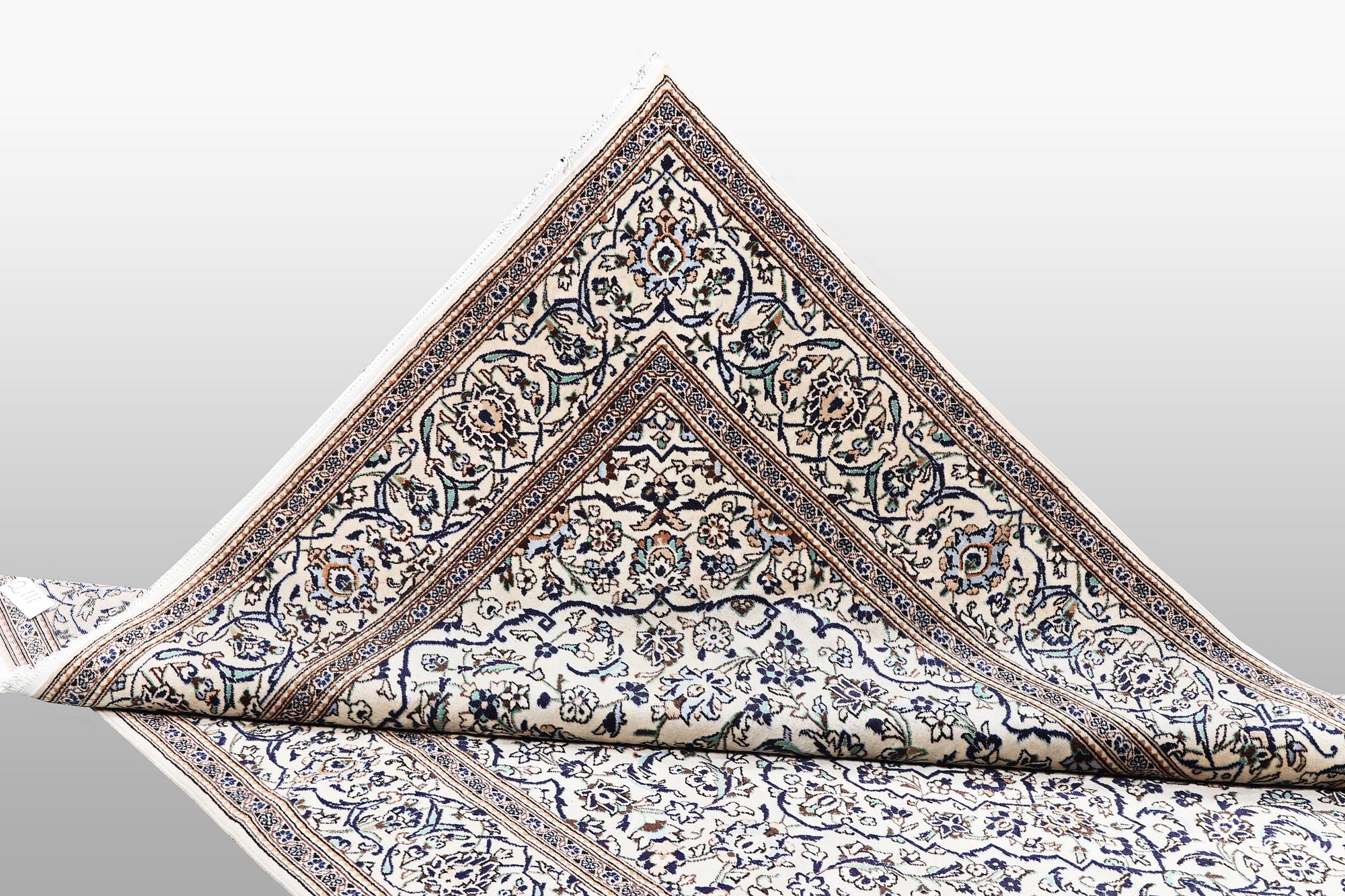 A carpet, Kashan, ca 300 x 199 cm.
