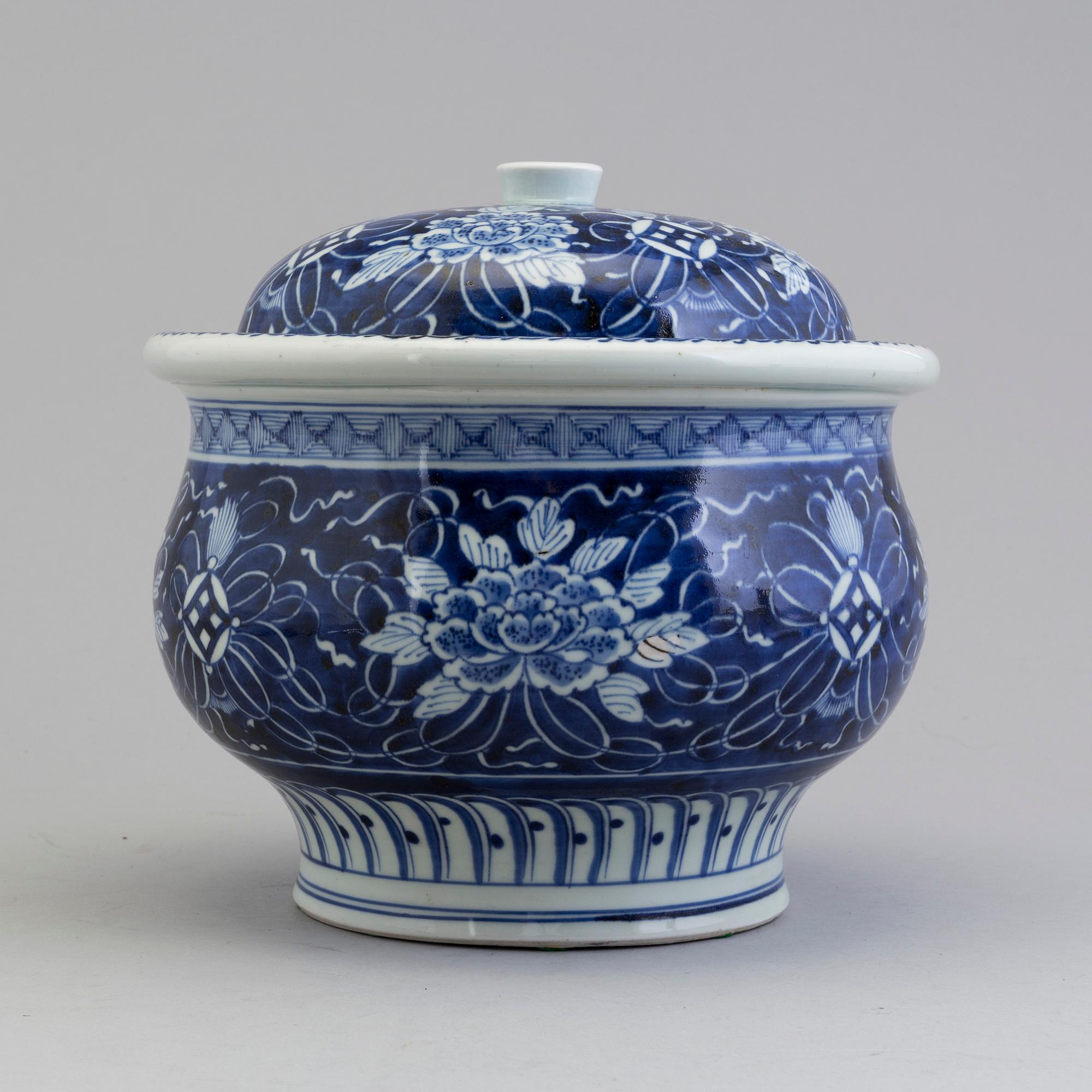 A large Chinese blue and white porcelain tureen with cover, Qing dynasty, 19th century.