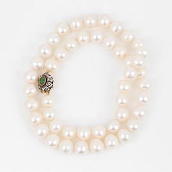PÄRLCOLLIER, odlade sötvattenspärlor med lås i 18K guld dekorerad av grön sten samt rosenslipade diamanter.