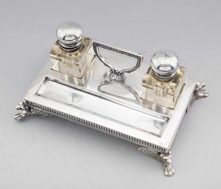 BLÄCKSTÄLL, silver, Stockholm 1905. Ställets vikt ca 609 gram.