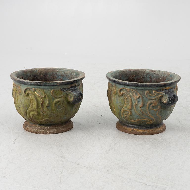 A pair of cast iron garden urns, 'Barockurnan', Näfveqvarns Bruk, Sweden, 20th Century.