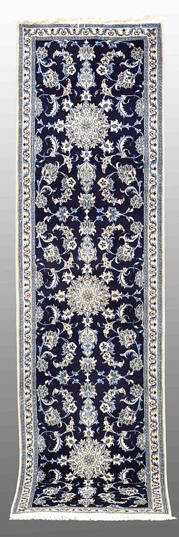 GALLERIMATTA, Nain part silk, ca 290 x 79 cm.