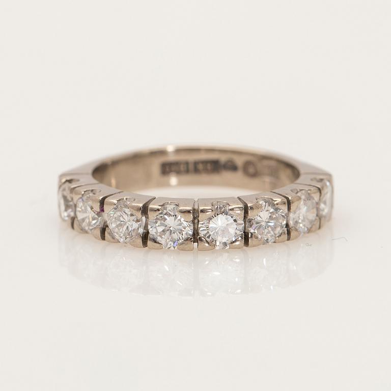 Alliance ring, 18K white gold with brilliant-cut diamonds.