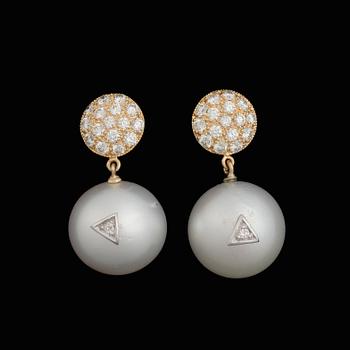 A PAIR OF EARRINGS, cultured South Sea pearls,  brilliant cut diamonds, 18K gold.