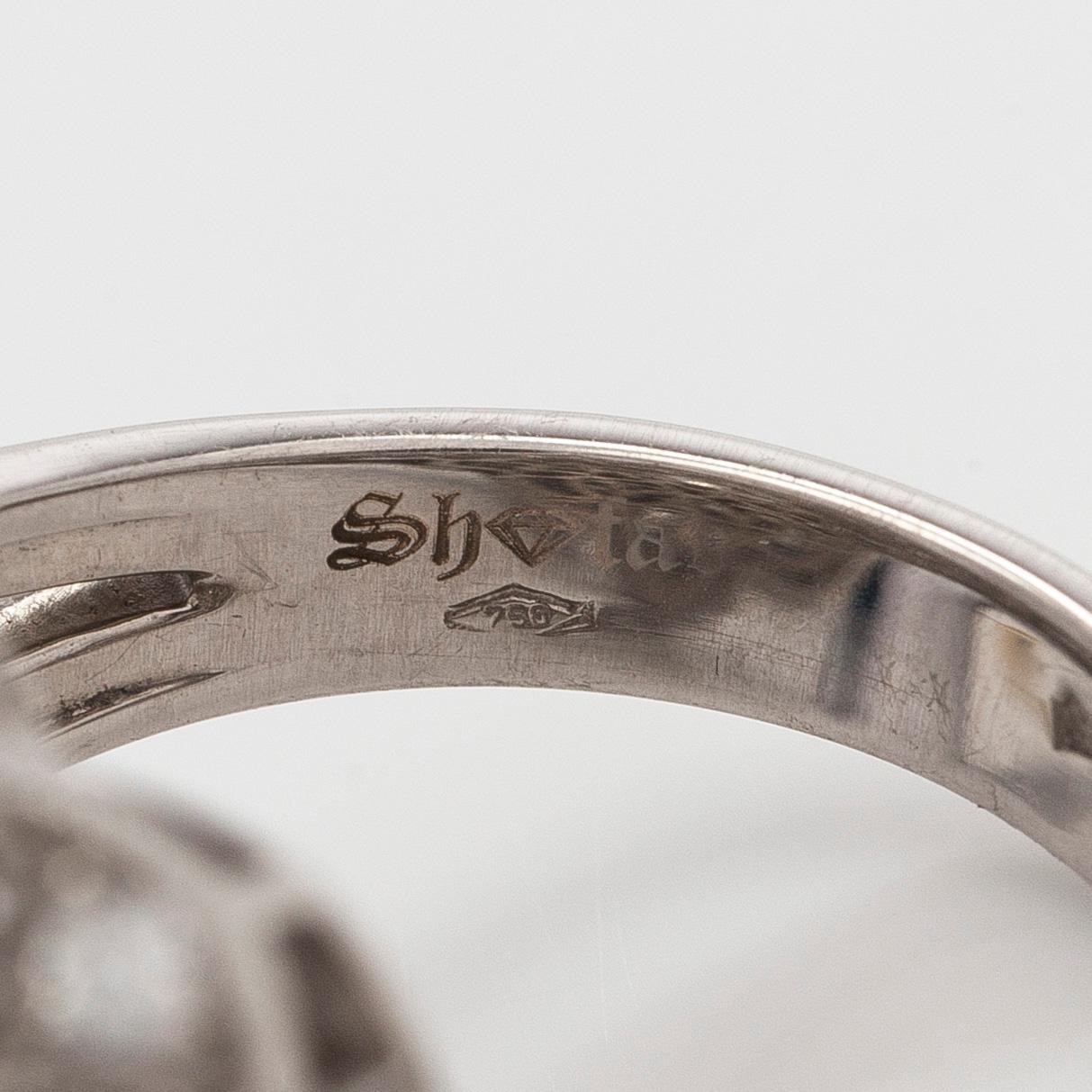 Sormus, briljanttihiotut timantit, keskitimantti 1,63 ct, 18K valkokultaa.