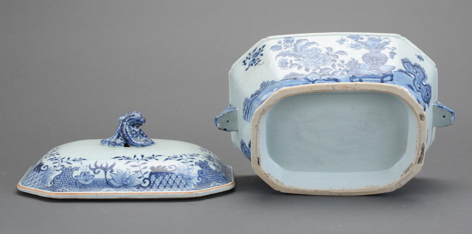 TERRIN MED LOCK, porslin, Kina, Qianlong 1736-1795.