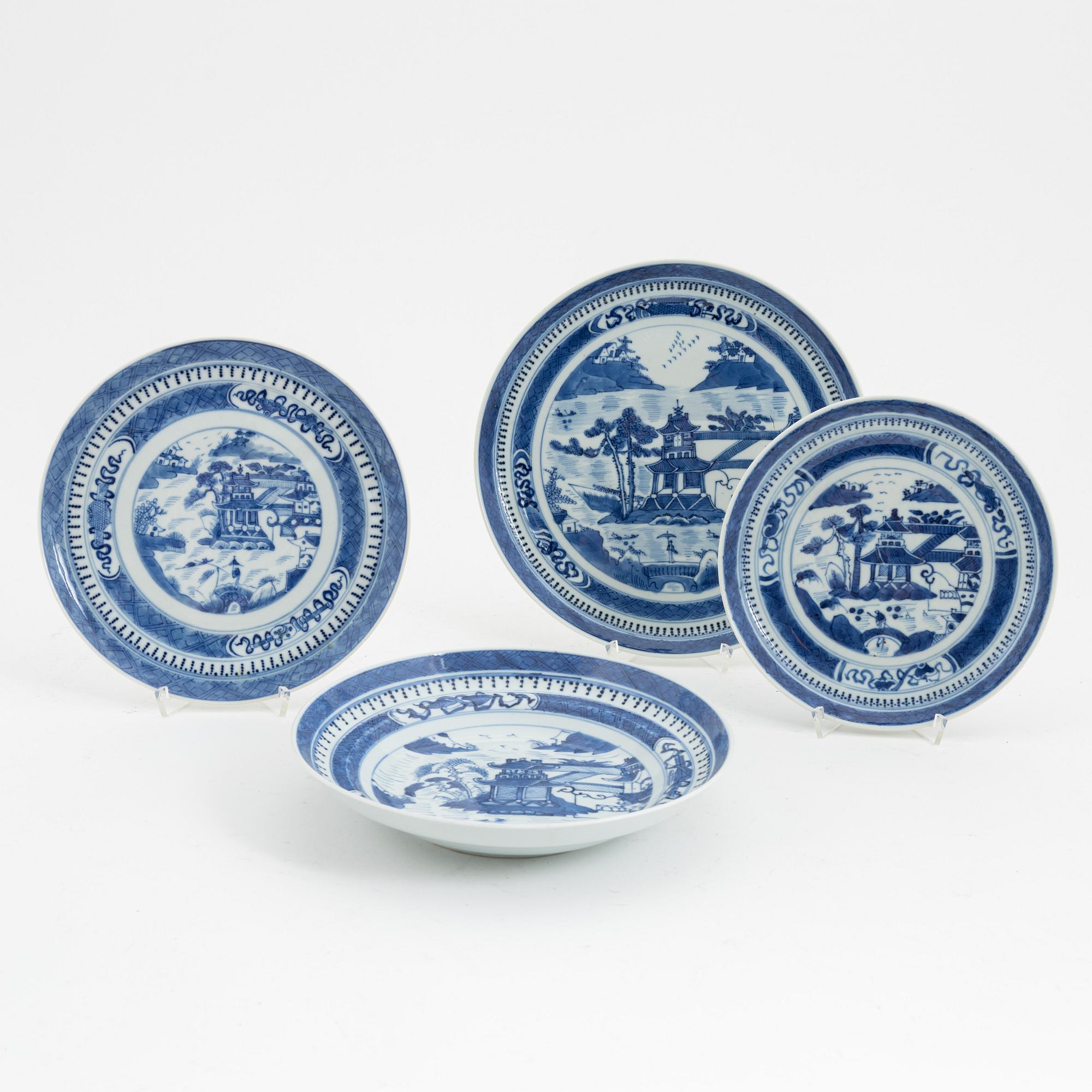 Servis, kompaniporslin, 73 delar, Kina, Qingdynastin, Jiaqing (1795-1820).