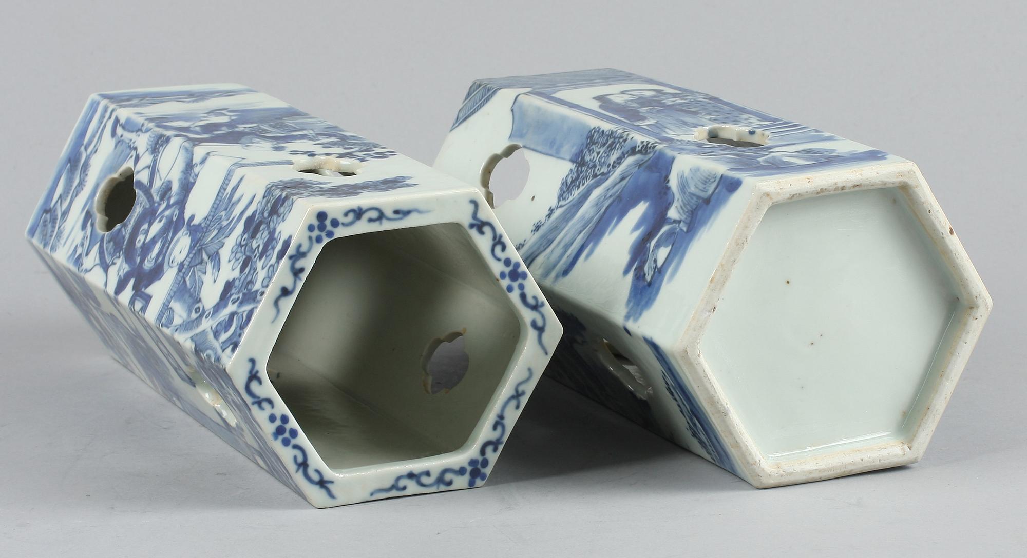 PENSELVASER, ett par, porslin, Kina, 1800/1900-tal.