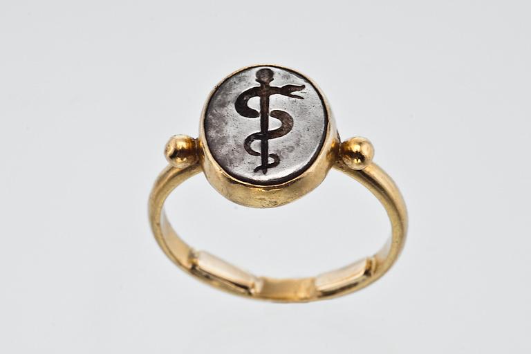 A DOCTOR´S RING.