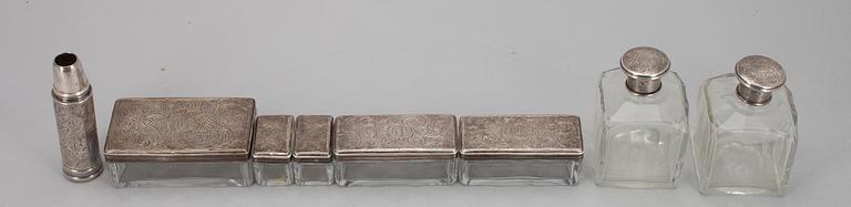 SKRIN, trä samt mässing, TOILETTETILLBEHÖR, 7 delar, silver samt glas, Frankrike 1800-tal.
