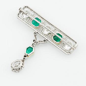 Brosch platina med trappslipade smaragder och gammalslipade diamanter, W.A. Bolin sannolikt Moskva runt 1920.