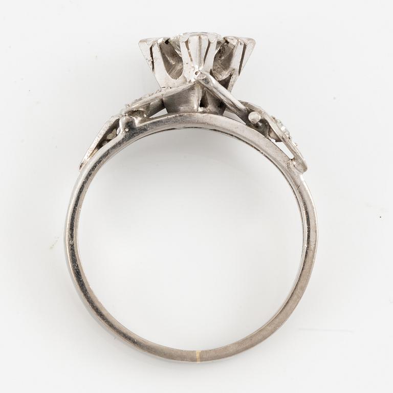 Ring, set with a brilliant-cut diamond.
