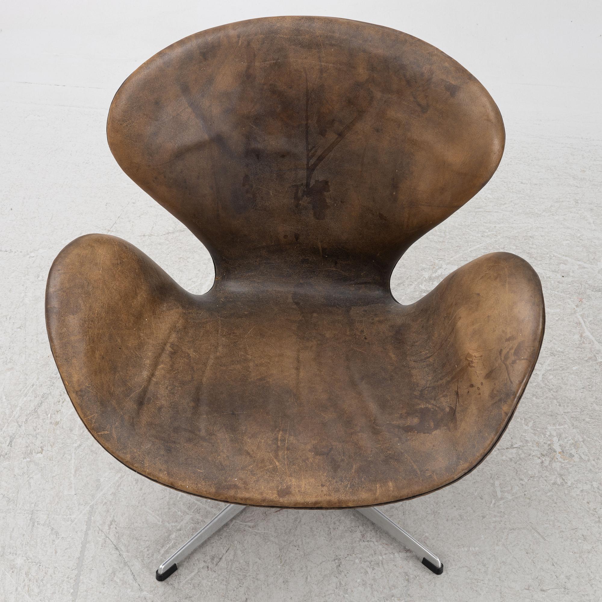 Arne Jacobsen, fåtöljer, ett par, "Svanen", Fritz Hansen, Danmark, 1963.