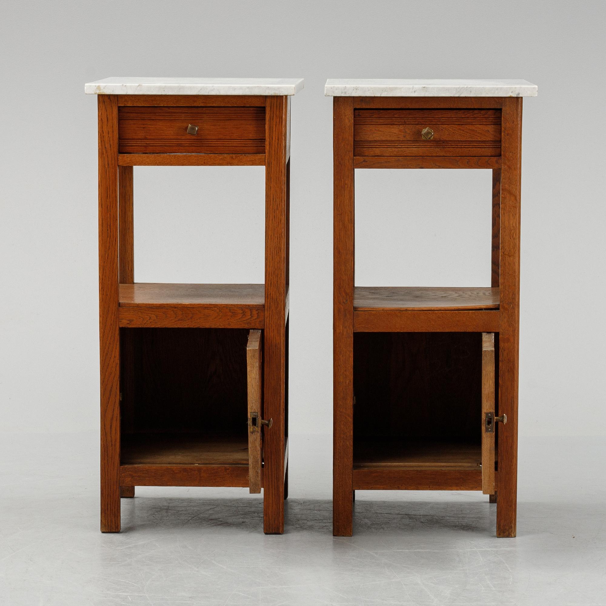 A pair od early 20th Century bedside tables.