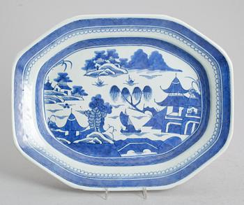 STEKFAT, porslin, Kina, 1800-talets första hälft.