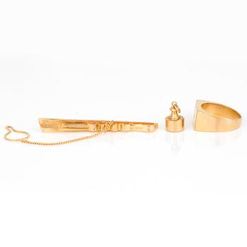 RING, SLIPSKLÄMMA, samt BERLOCK, 18K guld.