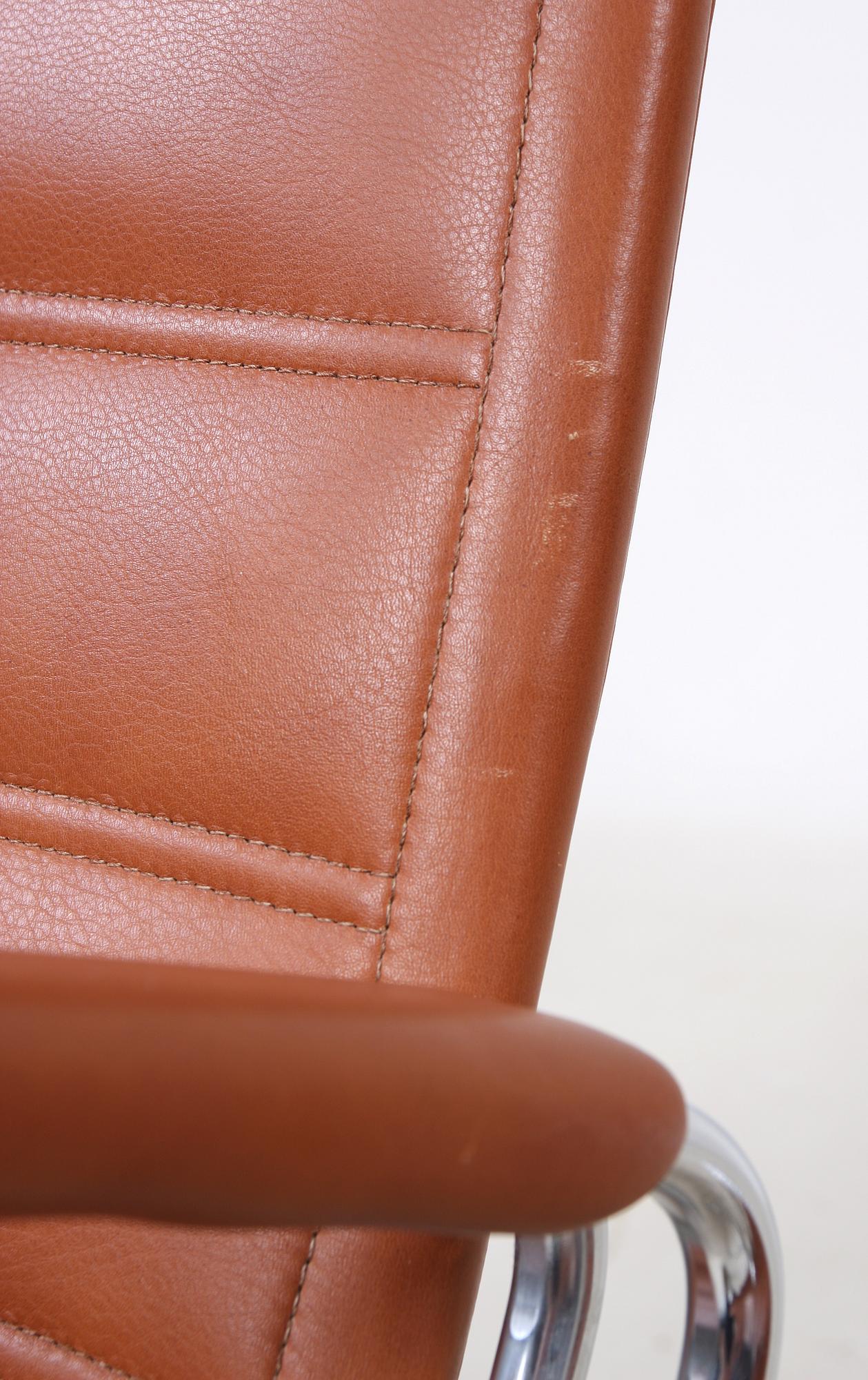 FÅTÖLJER, ett par samt BORD, "SAS Chair / 38/39 Series", Jens Ammundsen för Fritz Hansen, etikettmärkta, 1979.