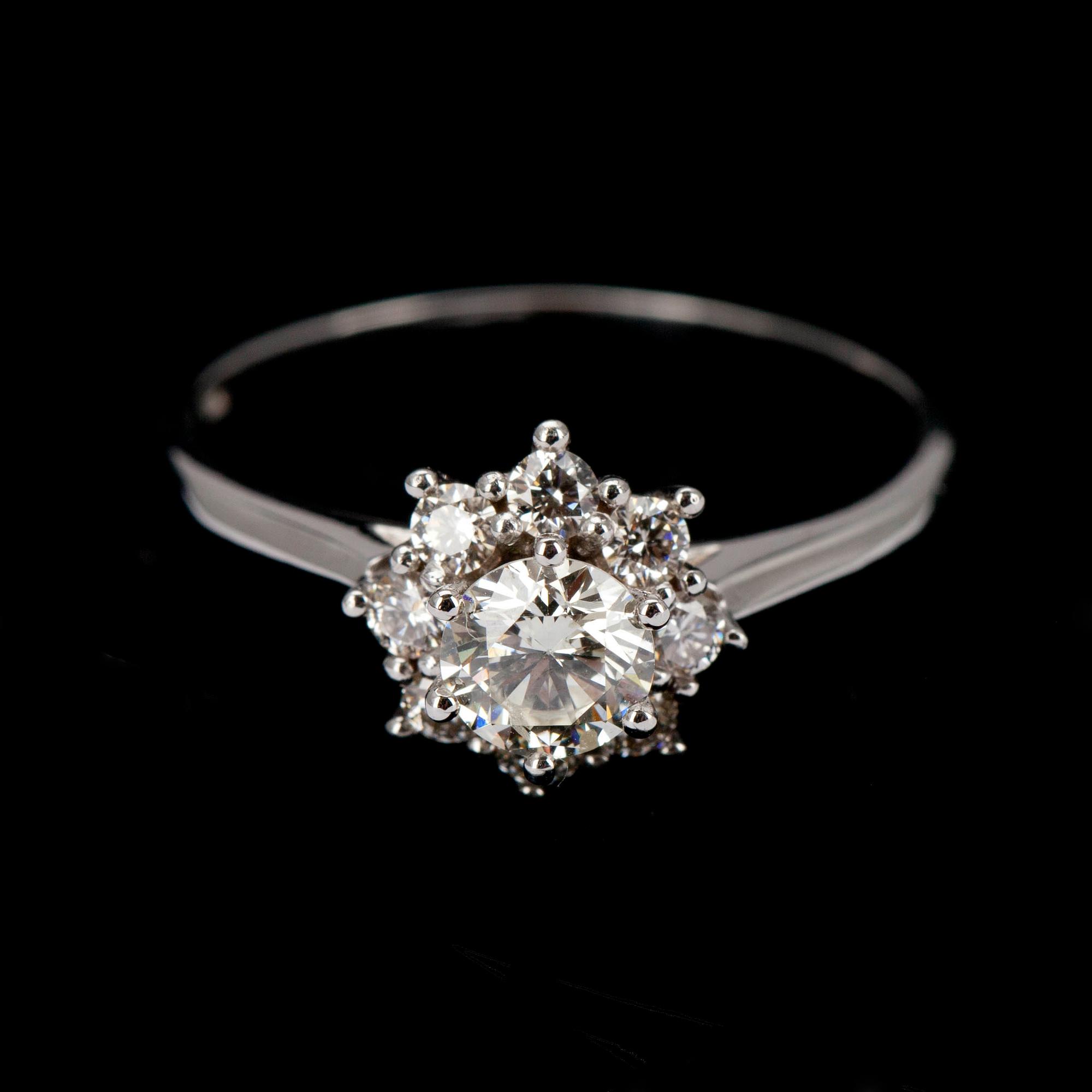 RING, vitguld 18K, briljantslipade diamanter, mittsten 0,46 ct, sidostenar tot. 0,29 ct. Intyg 212.