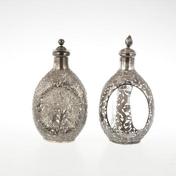 FLASKOR, 2 st, glas och silver, Kina, 1900-tal.