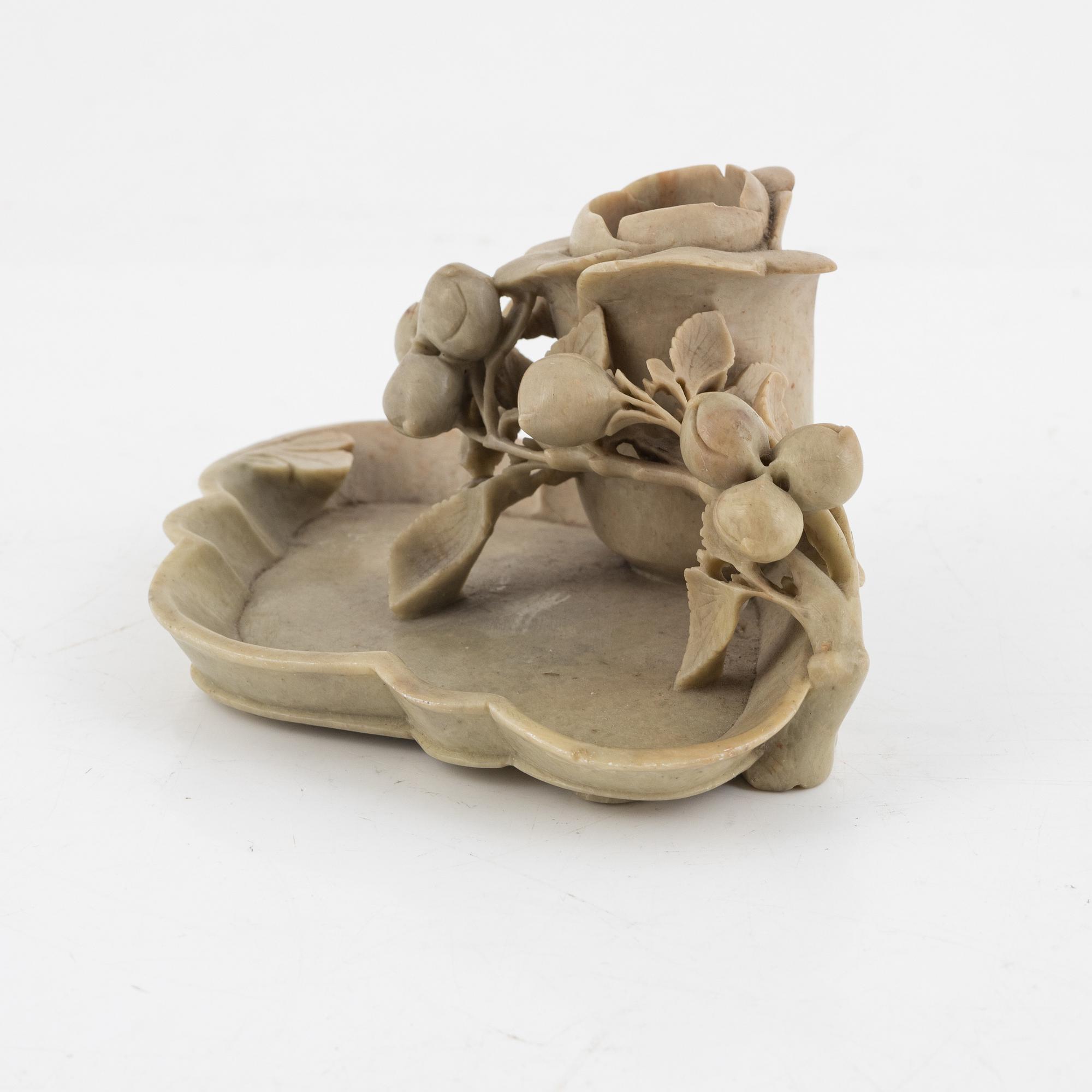 Skrivställ, soapstone, Kina, omkring 1900.